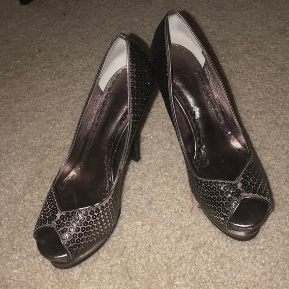 Grey sequence high heels - Picture 2 of 6